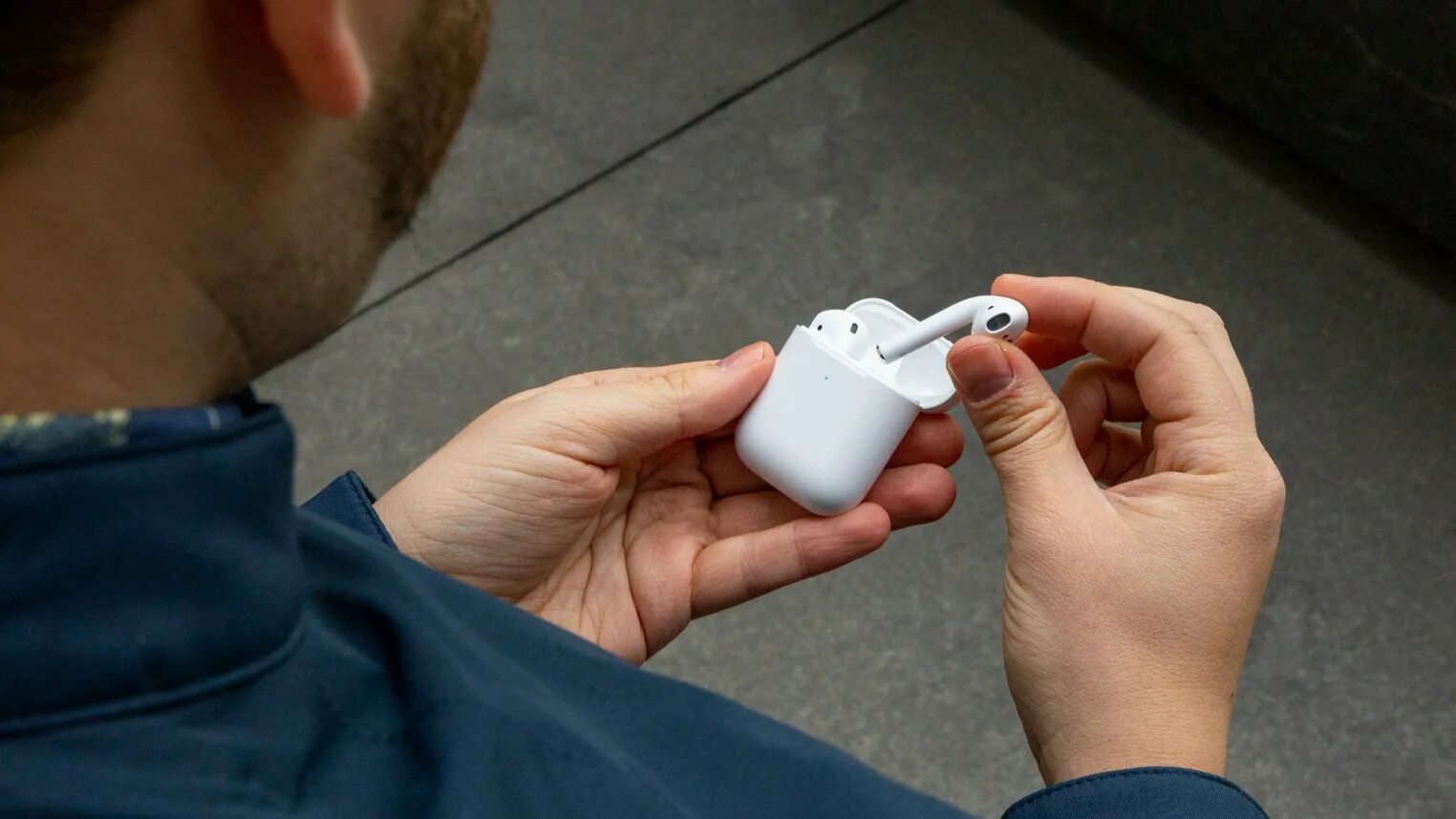 Airpods хрипят. Айрподсы Apple. Последние аирподсы. Аирподсы 2019. Украл наушники.