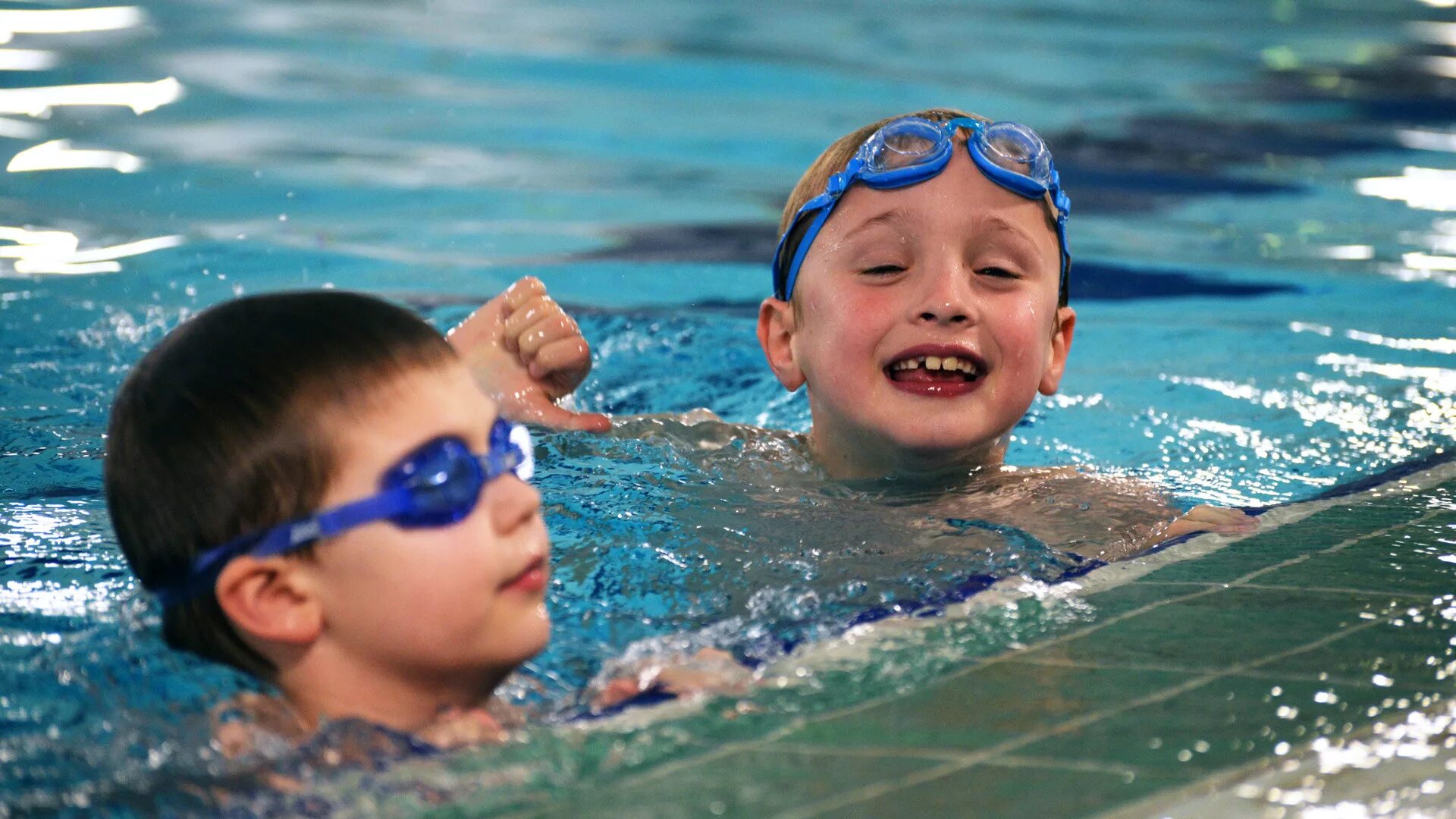 Плавание для детей 10 лет. Дети в бассейне. Плавание дети. Занятия в бассейне для детей. Дети плавают.
