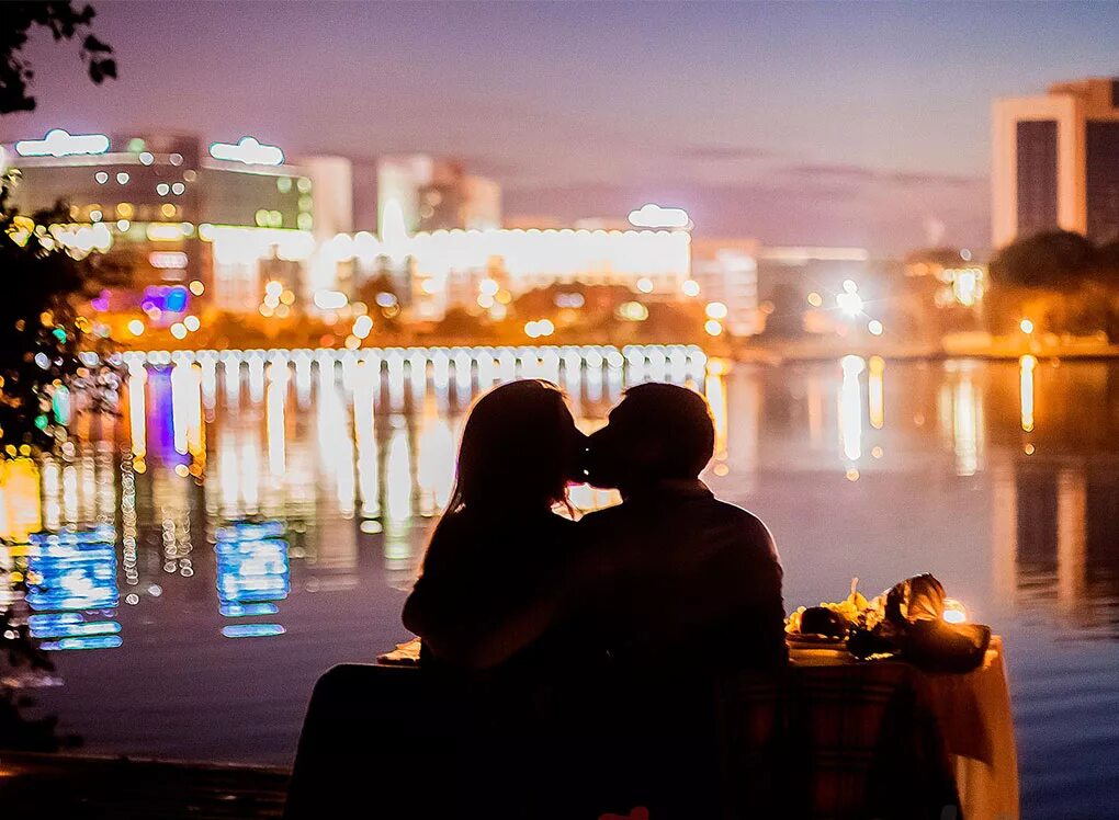 Влюбленная пара вечером. Люблю ночные прогулки. Влюбленные в ночном городе. Человек на мосту ночью. Романтическая встреча влюбленных.