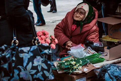 На рынке старуха старика продавала
