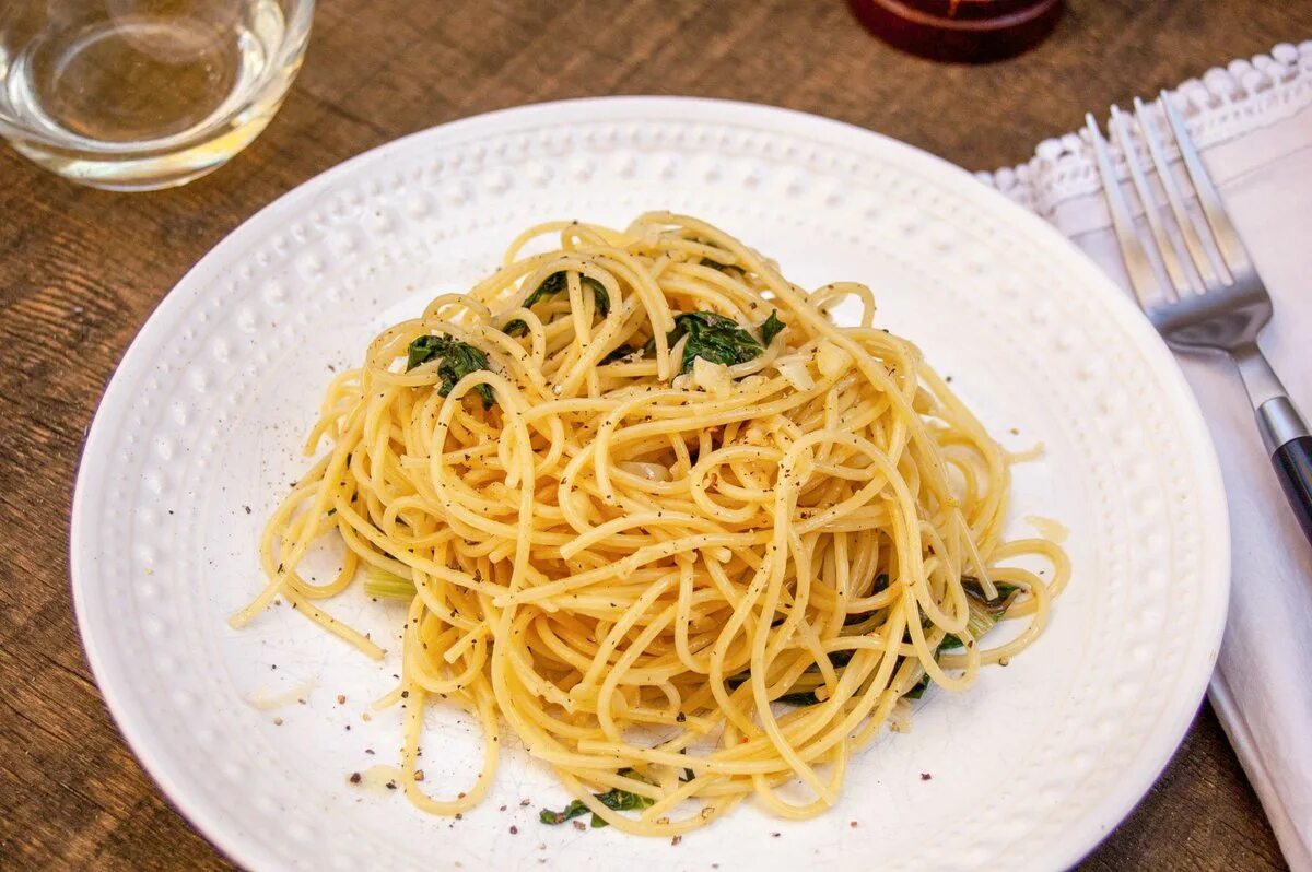 Спагетти с Butter. Спагетти с чесноком и маслом. Спагетти с чесночным маслом. Спагетти с сыром.