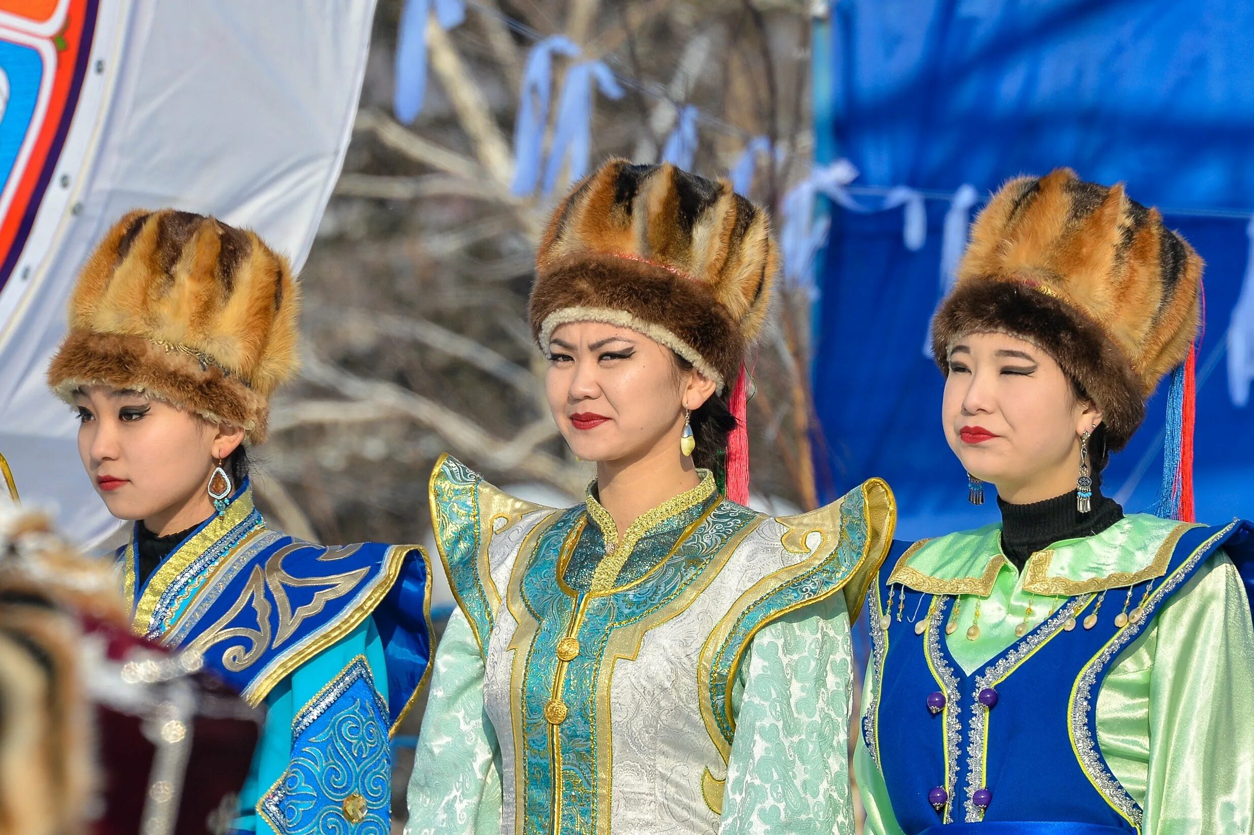 Алтайский коренной народ. Кумандинцы Алтая национальный костюм. Национальная шапка алтайцев чага байрам. Чага байрам Горно-Алтайск. Одежда традиционная Алтай алтайцев.