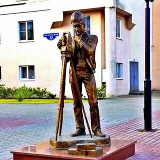 Памятник строителю