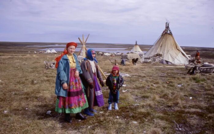 Народ саами норвегия. Саамы лопари. Национальный костюм саамов мур. Саамы лопари финляндии женщины. Народ сам.