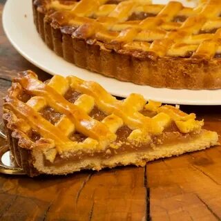 Открытый яблочный пирог из песочного теста