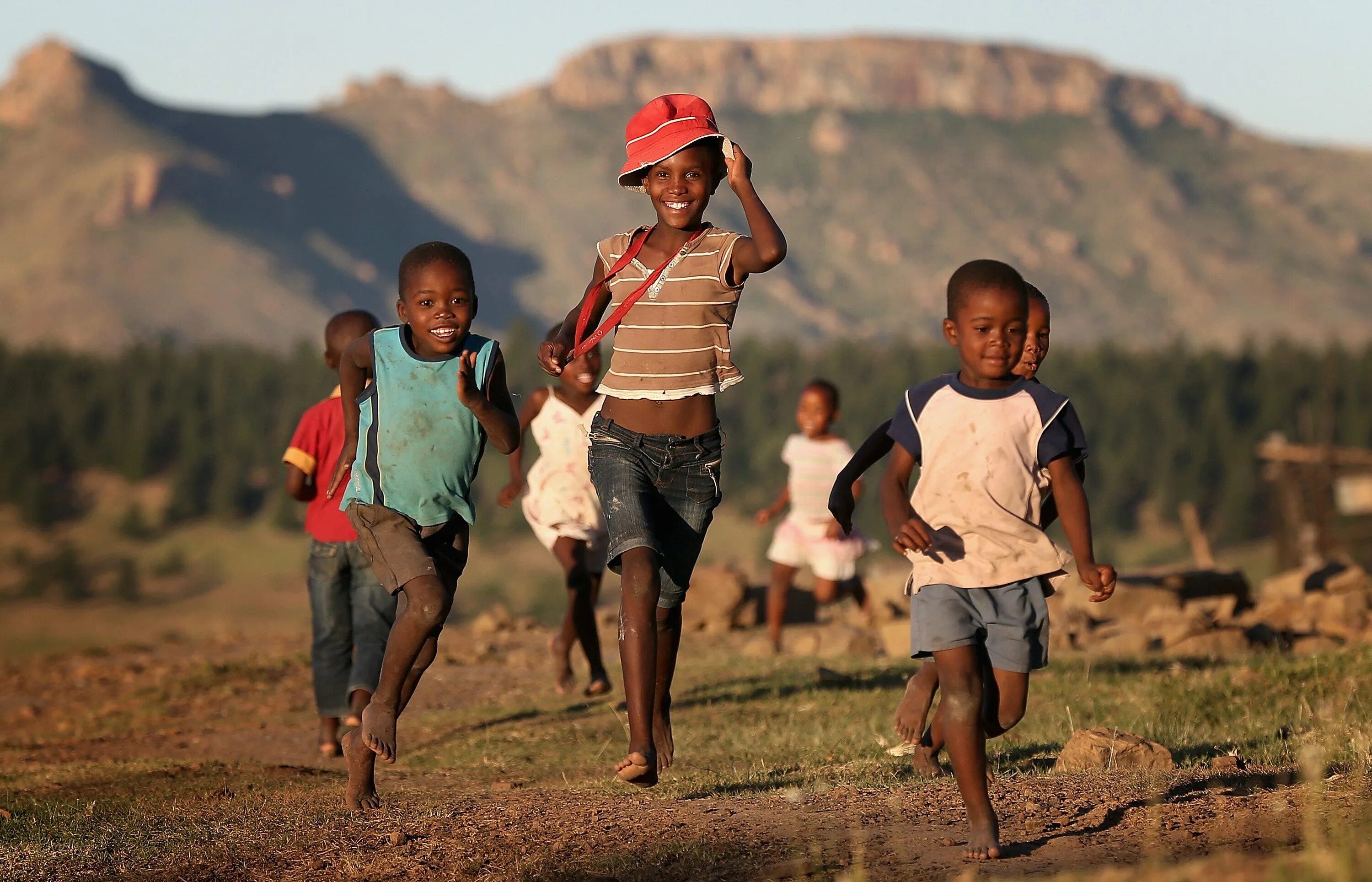 They are from africa. Волонтеры в африке. Школа в африке. They are from africa. Счастливые африканские дети.