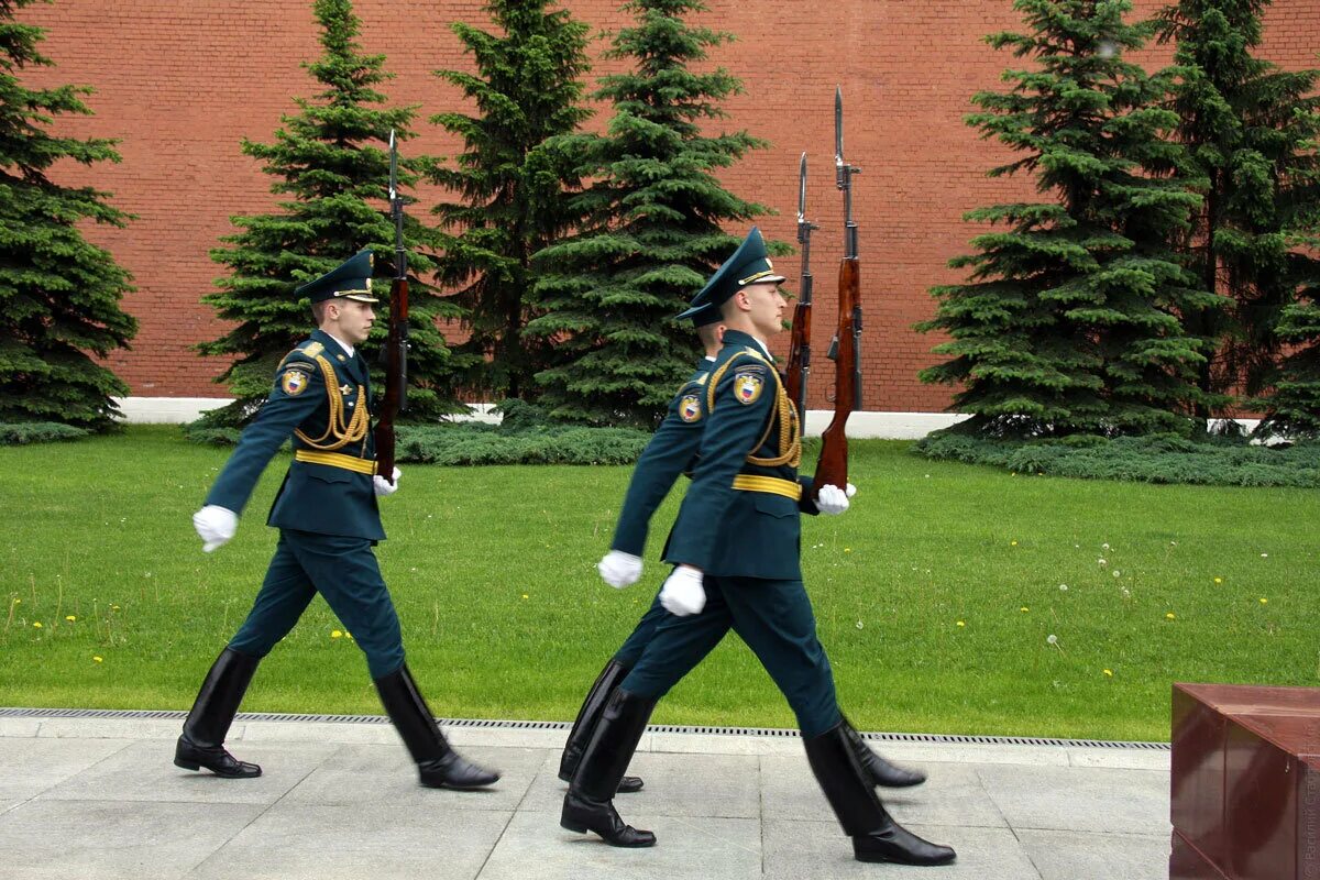 Почетный караул, Москва, Александровский сад. Александровский сад развод караула. Почётный караул у вечного огня в Москве. Президентский полк Почетный караул.