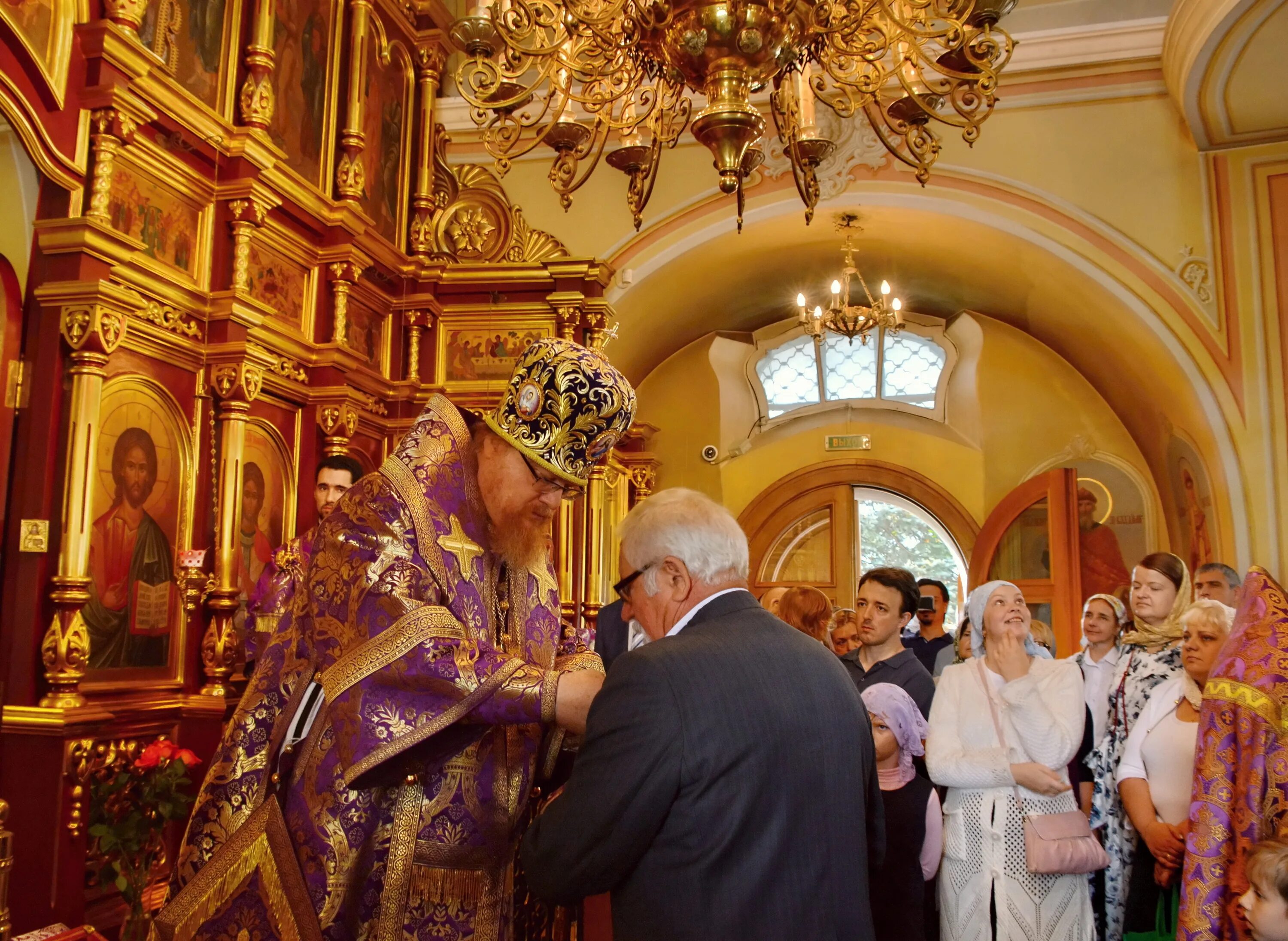 храм тихвинской иконы божией матери в алексеевском иконостас. служители в храме воздвижения креста господня в алтуфьево. храм воздвижения алтуфьево расписание. крестовоздвиженский храм в алтуфьево. храм воздвижения алтуфьево расписание.