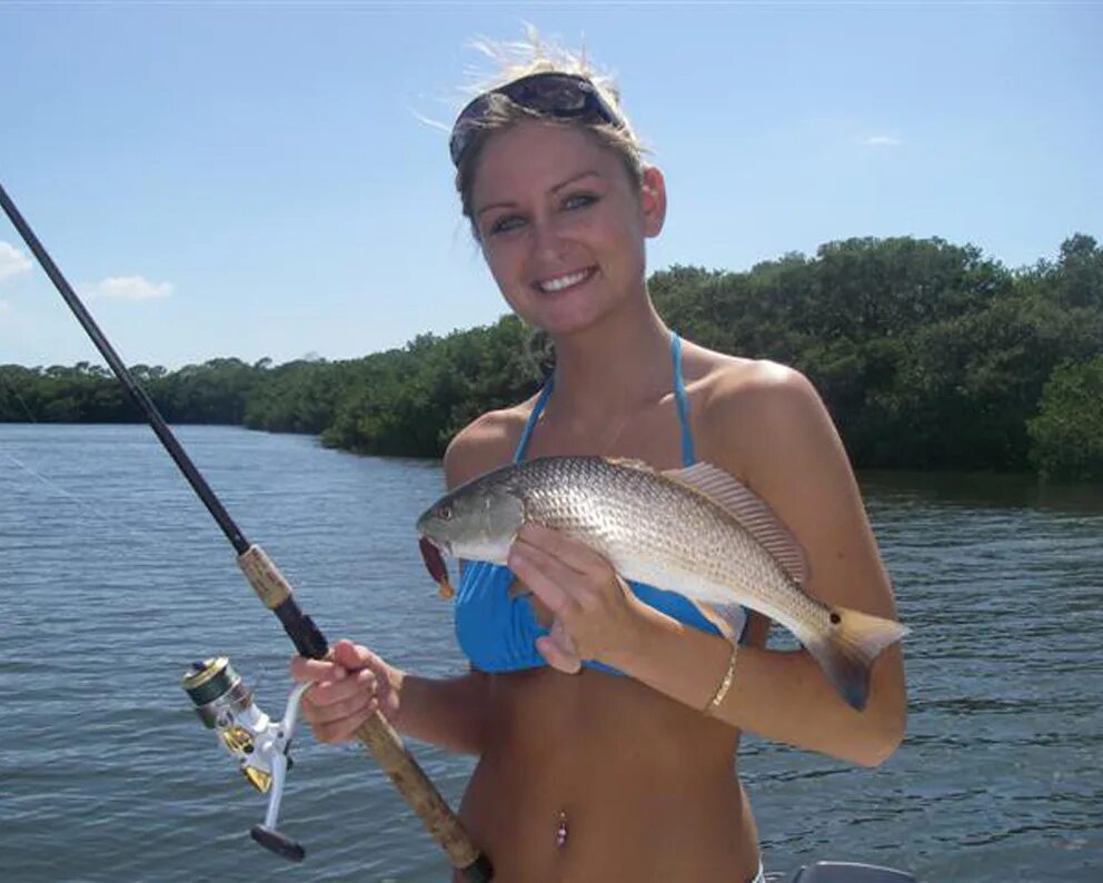 Рыбалка летом. Девушка рыбачит. Девушки на рыбалке. Летняя рыбалка девушки. Ютуб рыбалка видео новинки