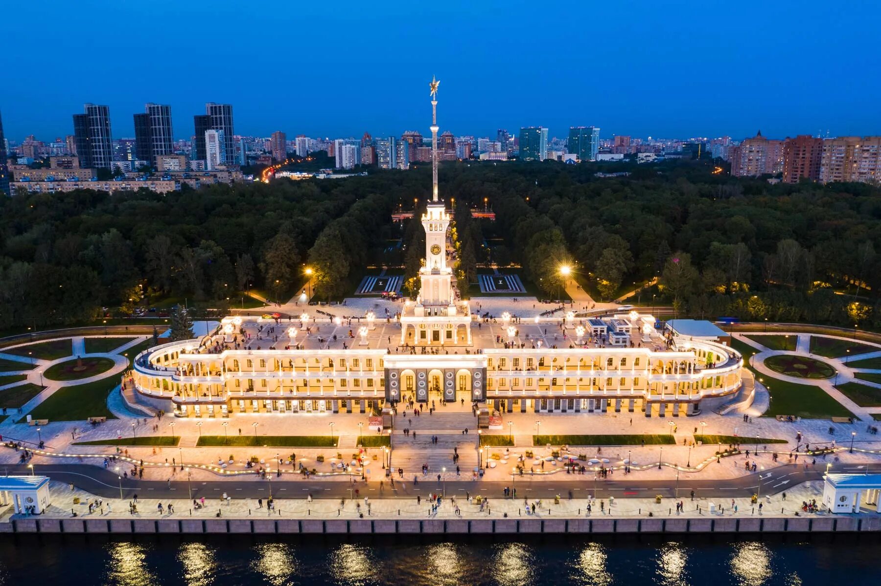 Куда погулять в москве завтра. Северный Речной вокзал, Москва, Ленинградское шоссе, 51. Северный Речной вокзал вечером. Северный Речной вокзал архитектура. Северный Речной вокзал Москва интерьер.