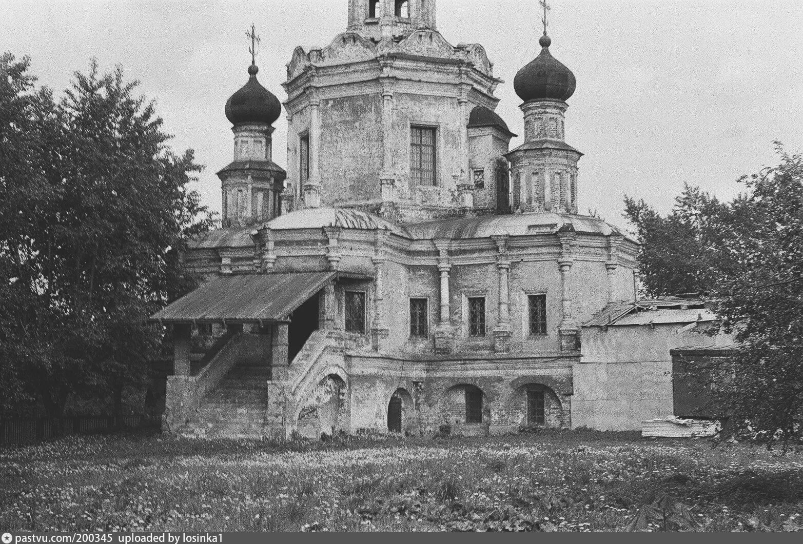 Село зюзино. Храм Бориса и Глеба в Зюзино. Борисоглебский храм Перекопская. Деревня Зюзино. Церковь на Перекопской улице Бориса и Глеба.