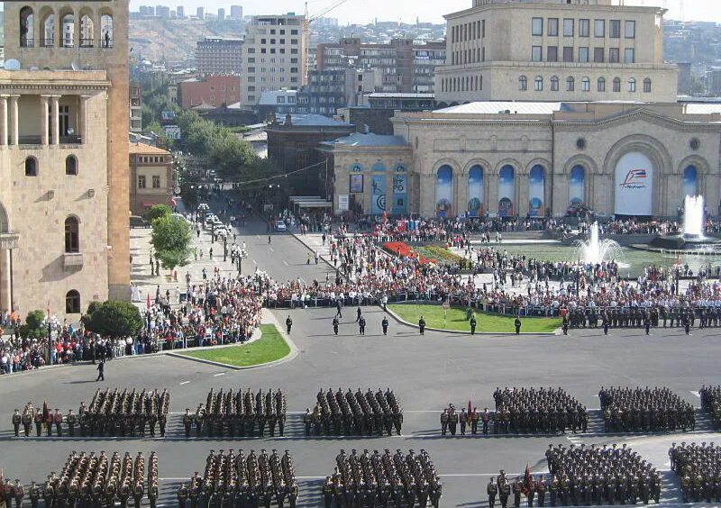 Ереван дата. День независимости Армении. Парад ко Дню независимости Армении. Парад Победы в Ереване. Площадь независимости еркванпанорама.