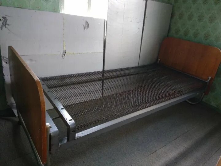 Кровать с железной сеткой. Панцирные кровати б у. Панцирные кровати б у. Кровать с сеткой. Кровать металлическая пружинная сетка 1950 80.