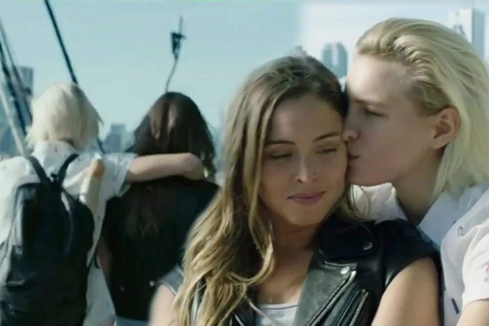 Натали крилл и эрика. Ниже ее губ. Натали крилл и эрика. Ниже её губ фильм 2016. Натали крилл и эрика линдер фильм.