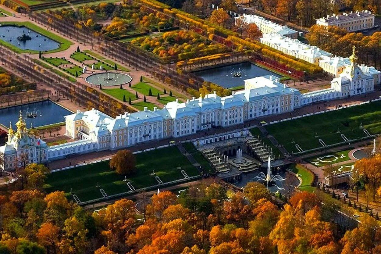 Петергоф здание. Большой петергофский дворец санкт-петербург. дворец в петергофе растрелли. петродворец большой дворец. петергоф дворец фасад.