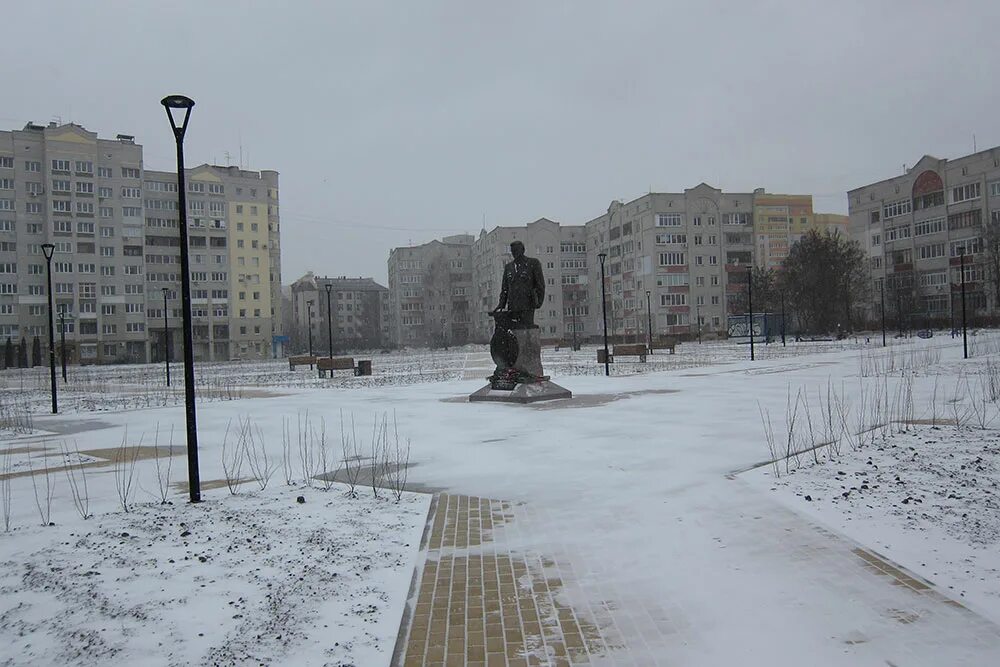 Брянск декабрь 2023. Сквер имени Рекункова Брянск. Сквер им Дежнева. Сквер Рекункова Брянск детская площадка. Памятник Рекункову в Брянске.