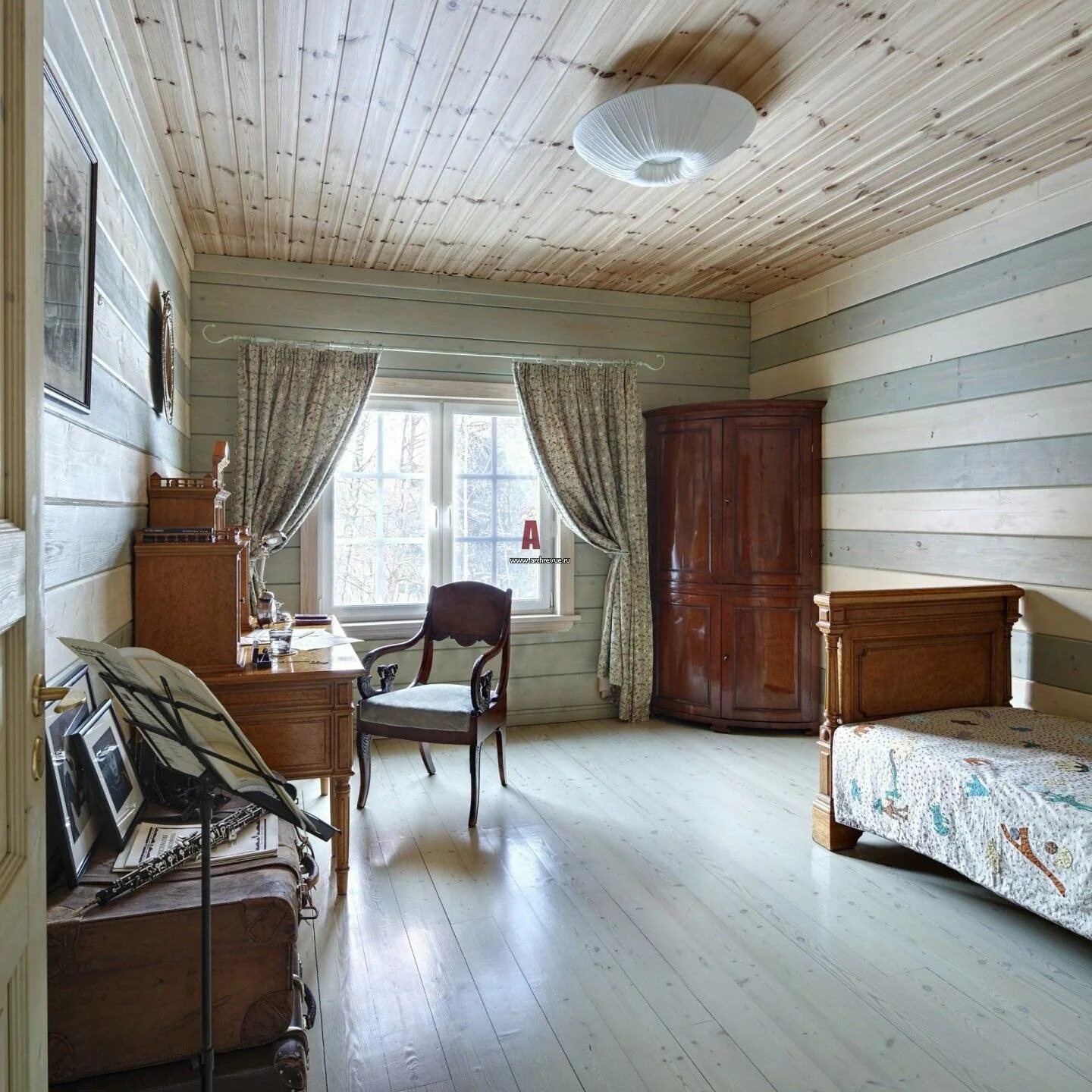 Вагонка на даче. Вагонка в интерьере мансарды. Вагонка на даче. Мансарда экостиль вагонка. Гостиная обшитая вагонкой.