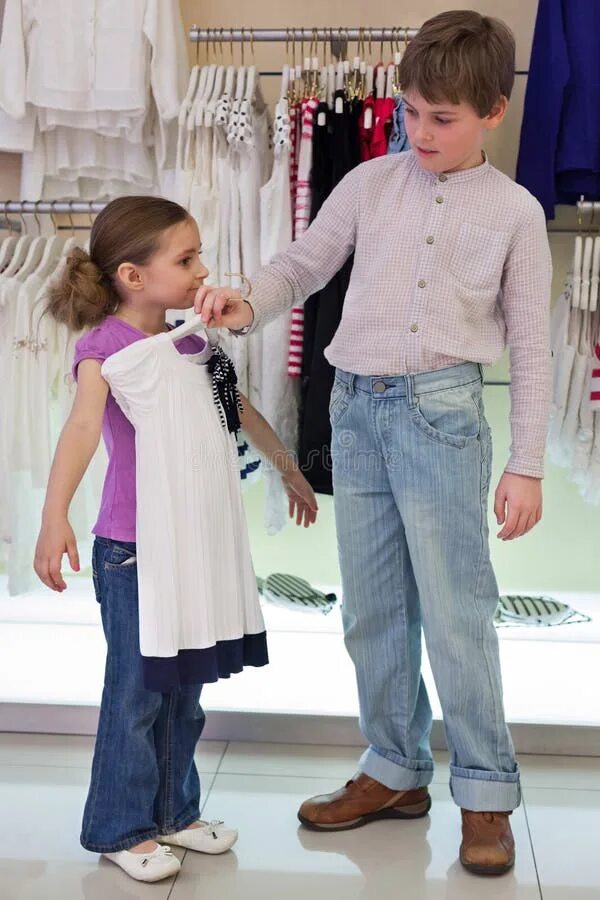 Дети примеряют одежду. Мальчик примеряет платье. Дети помогают младшим одеваться. Мальчик примеряет обувь. Мама одевает мальчика