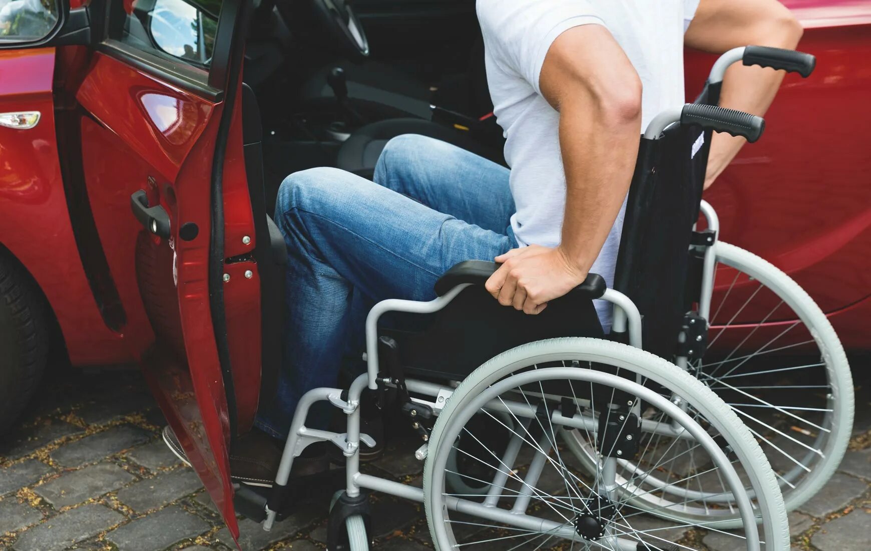 Какая машина для инвалидов. Машина для инвалидов. Автомобиль для инвалидов колясочников. Автомобиль для людей с ограниченными возможностями. Парковка для инвалидов колясочников.