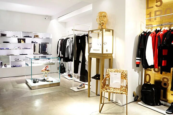 Девушка в брендовой одежде. Нью лук магазин одежды. Шоу рум в италии. Good look бренд. Фирма look.