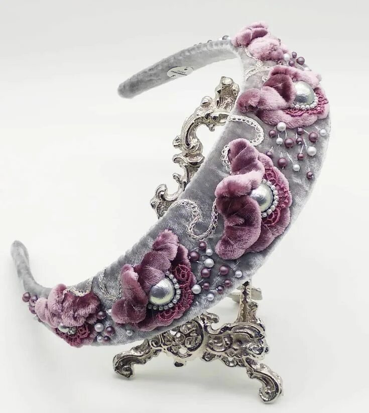 Украшения из бархата и бисера. Бархатная шкатулка для украшений. Бархатная шкатулка. Текстильные украшения из бархата. Брошь бархат.