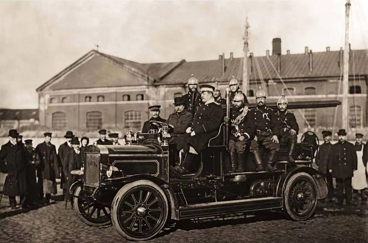 Первая пожарная машина. Пожарная машина Вандерберг 1901. Пожарная команда Царская Россия 1907. Первая пожарная машина 1904 год в России. Пожарная команда Санкт-Петербурга 19 век.