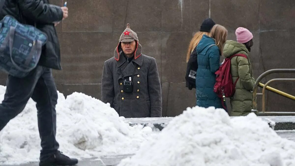 Сколько будет идти снег сегодня в москве. Заснеженная москва сегодня. снегопад в москве в субботу. снежная горка в 3 микрорайоне московского. снег 1,2 метра.