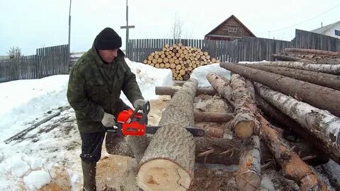 Дед распилил на зиму дрова