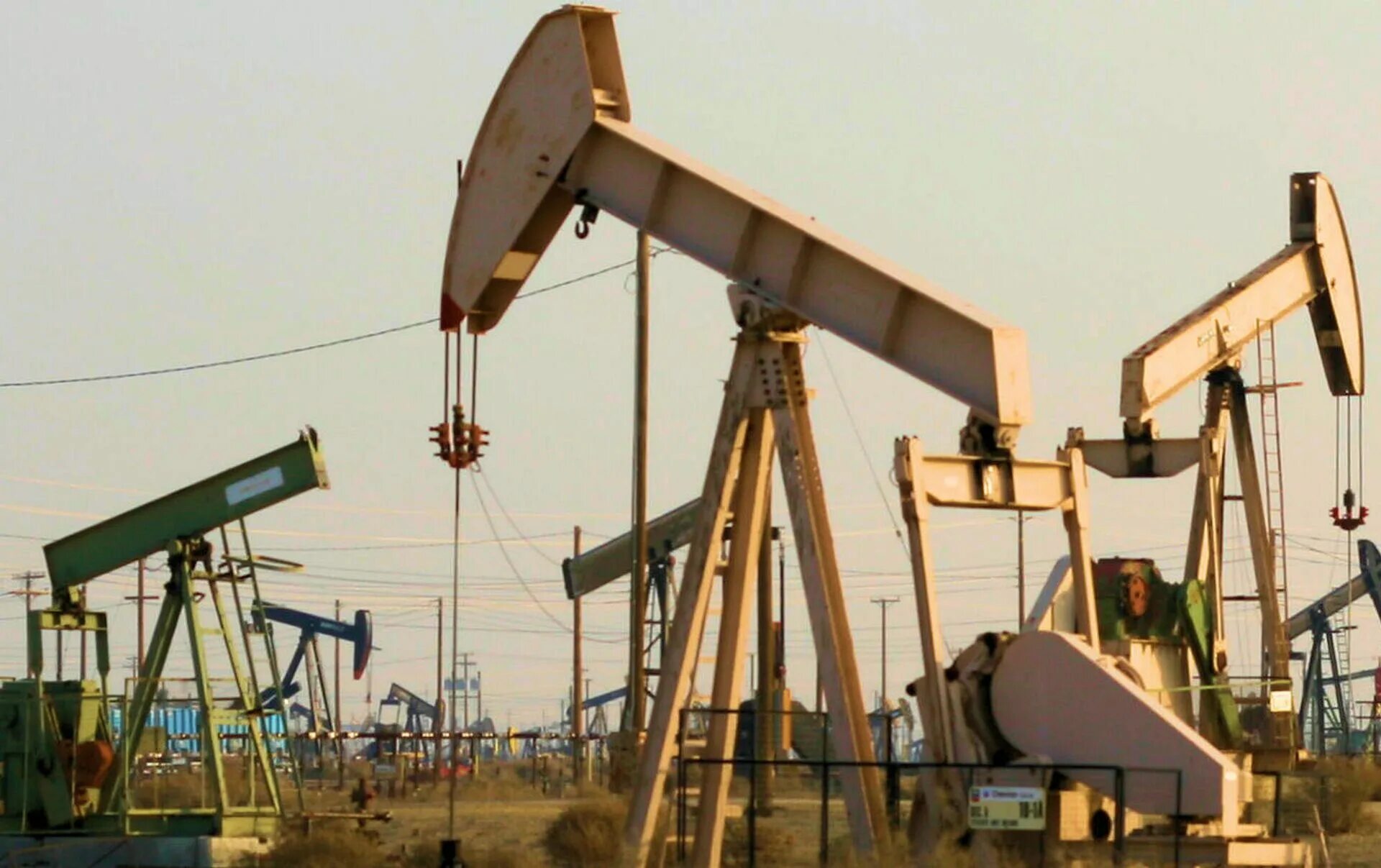 Добыча узбекистан. Добыча нефти в Ливии. Добыча нефти в Узбекистане. Нефтяная промышленность Ливии. Полезные ископаемые нефть.