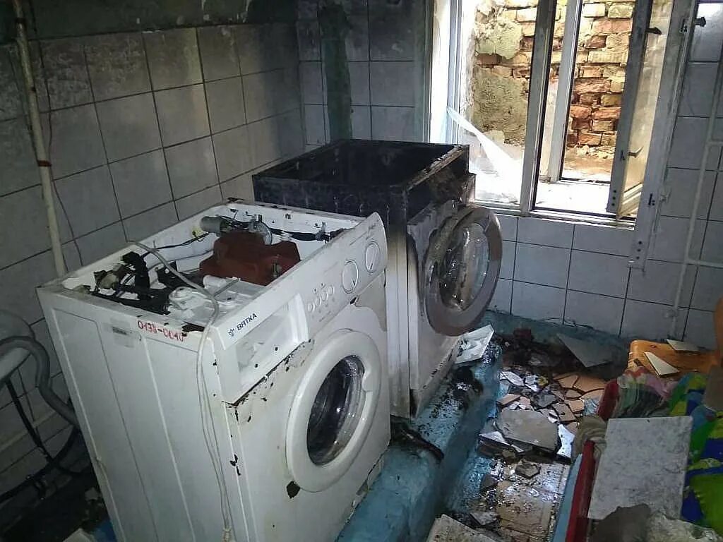 Сломанная стиральная машинка. Поломанная стиральная машинка. Разбитая стиральная машина. Сломалась стиральная машинка.