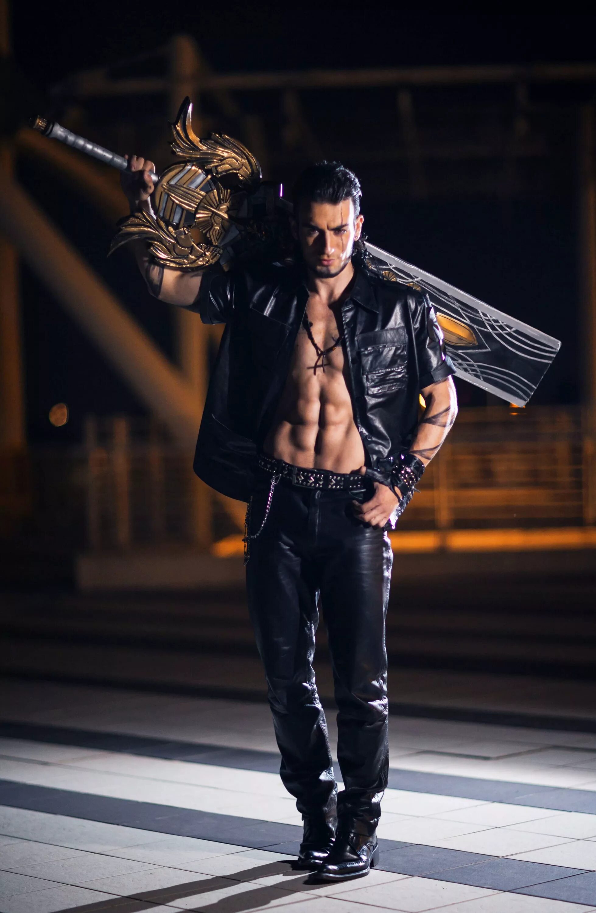 Будем в мужчине героя. Дилюк Геншин косплей. Leon Chiro Final Fantasy. Leon Chiro модель. Гладиолус финал фэнтези косплей.