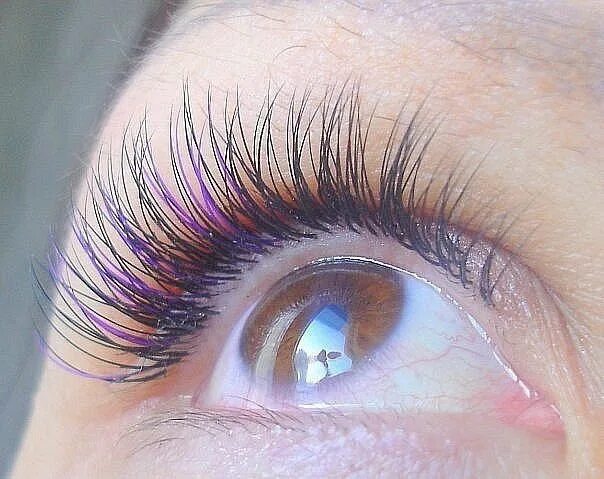 Наращивание ресниц детям. Цветные ресницы. цветные нарощенные ресницы. цветное наращивание ресниц. классическое наращивание с цветными ресницами.