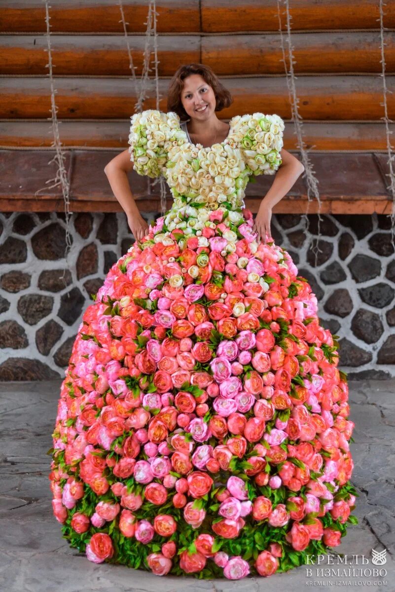 Платья из цветов фото. Платье из цветов. Платья в виде цветов. Красивые платья из цветов. Платье в крупный цветок.