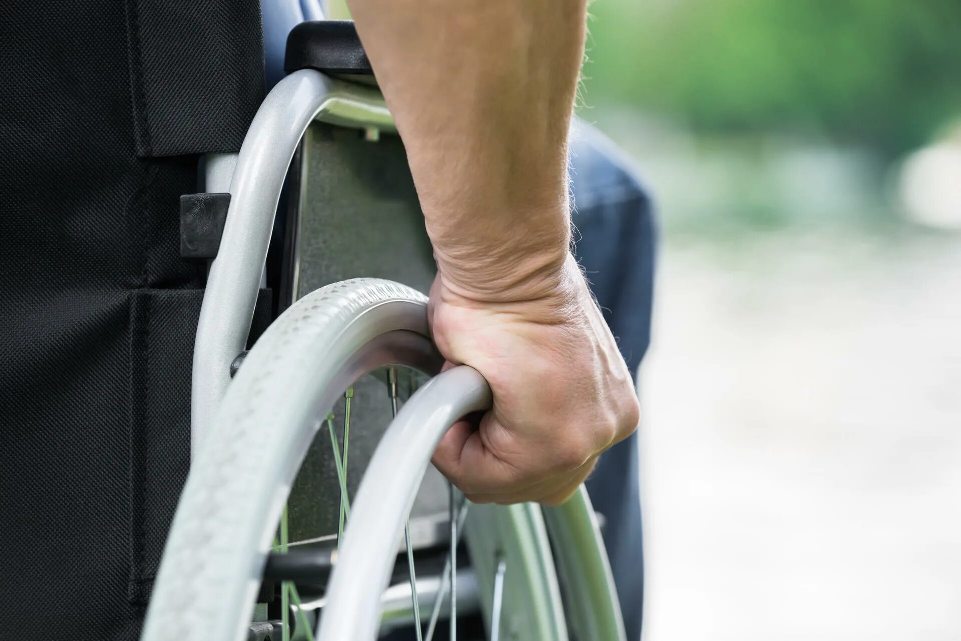 Инвалиды трудовое увечье. Колеса для инвалидной коляски. Инвалидная коляска с рулем. Передвигается на инвалидной коляске. Сажусь из инвалидного кресла.