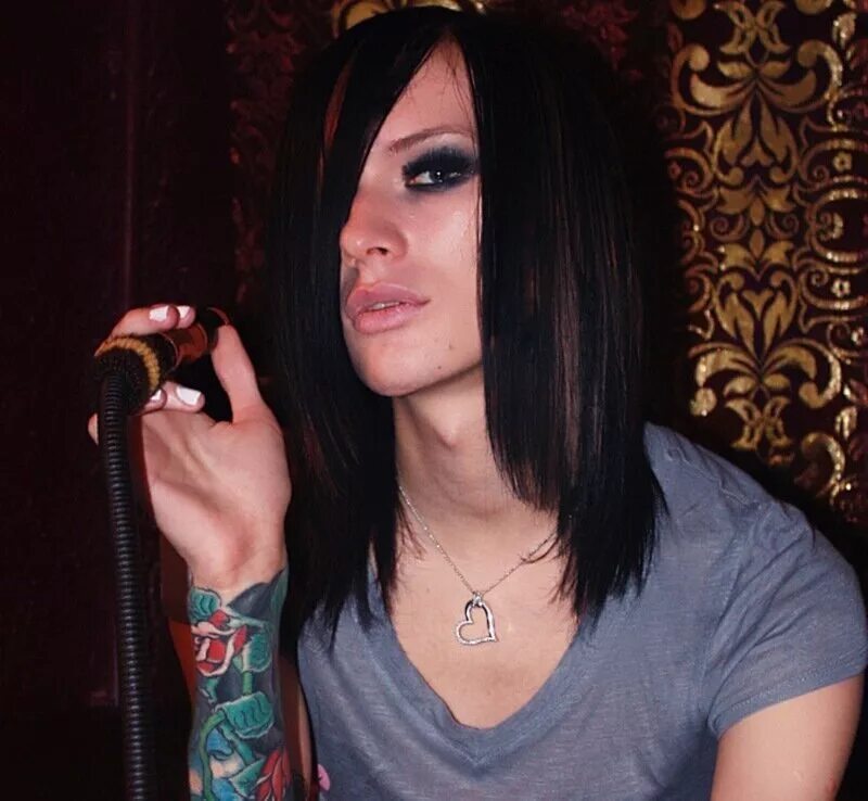 У женщин есть кадык. Кадык у девочек. Меган фокс шея. Кадык у девушек. Знаменитые девушки с кадыком.