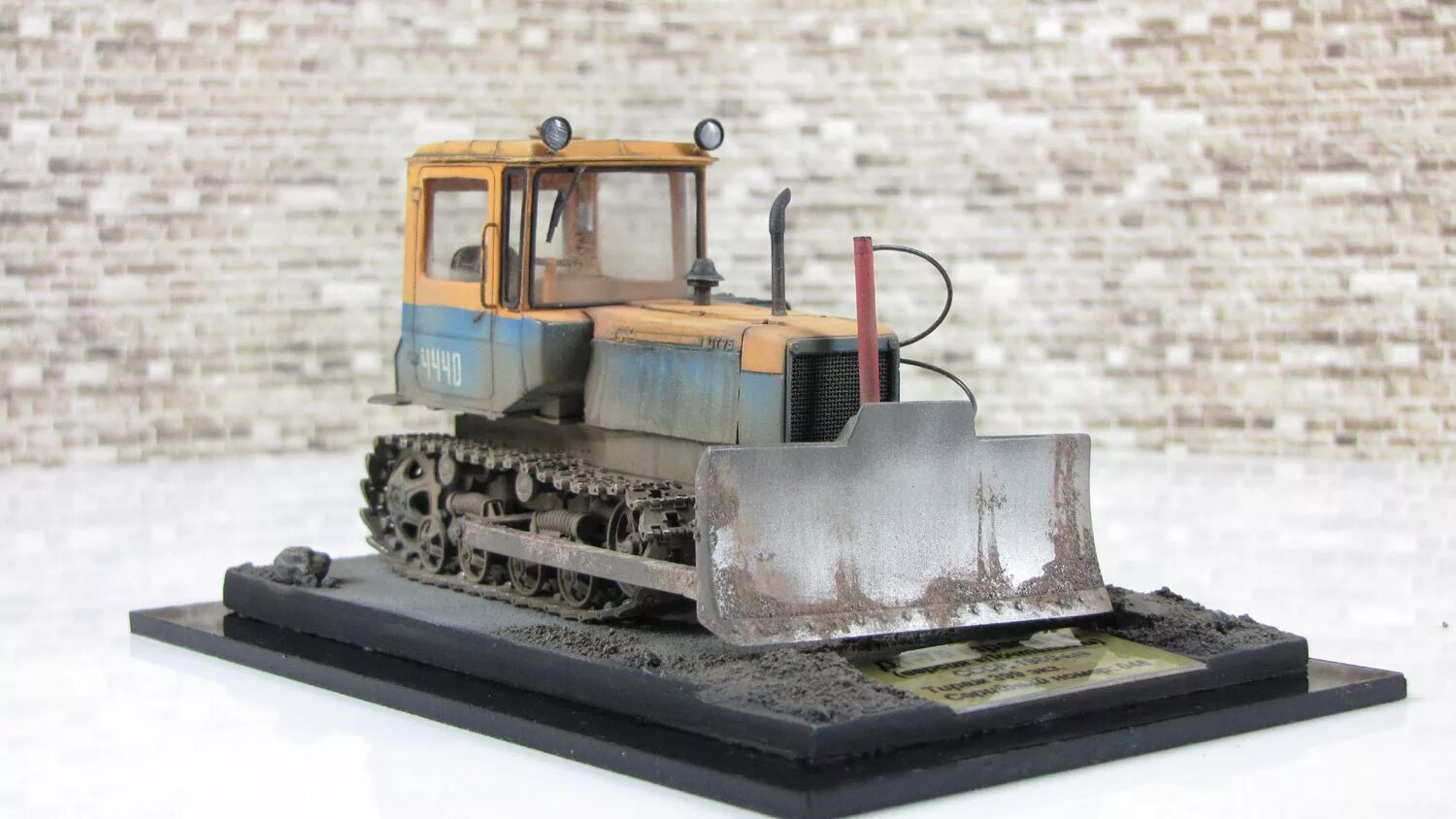 Дт-75 трактор гусеничный почтальон. Трактор гусеничный дт-75 казахстанец. Трактор почтальон дт-75. Трактор дт 75 оранжевый. Трактор почтальон дт-75.