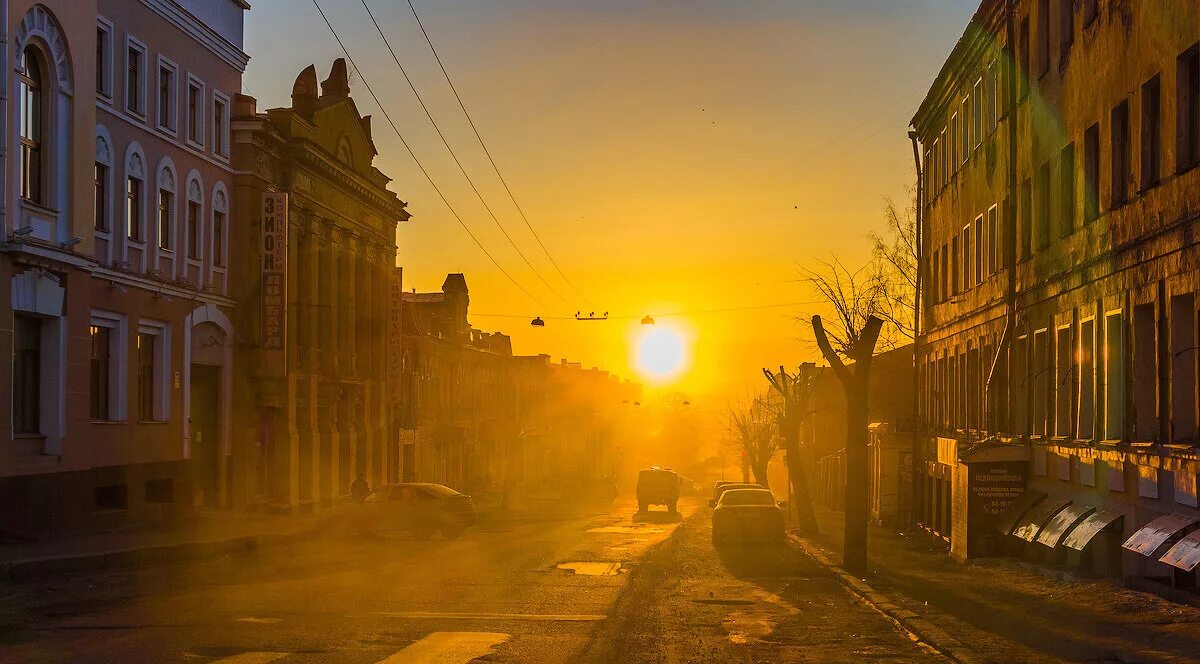 Потому что на улице солнце. Город солнца. Солнечное утро в городе. Раннее утро в городе. Утро в городе.