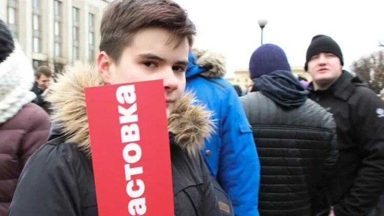 Несанкционированные митинги несовершеннолетние. Участие в несанкционированном митинге. участие несовершеннолетних в несанкционированных митингах. несовершеннолетние на митинге. буклет несанкционированные митинг и вовлечение несовершеннолетних.