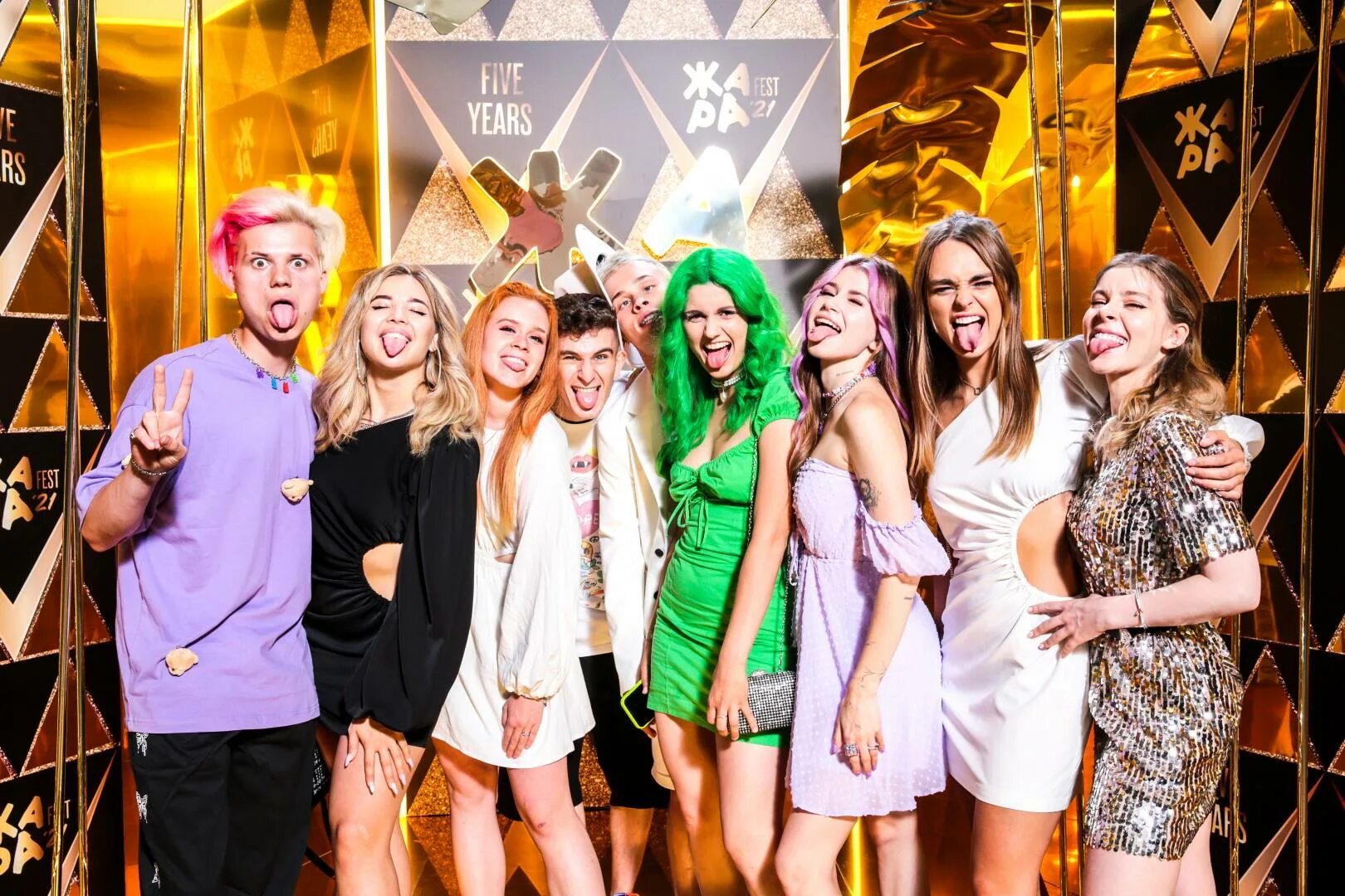 кинофестиваль пилот награда. фото статуэтка кинотаврик. кинофестиваль. ведущая закрытия фестиваля. ведущая закрытия фестиваля.