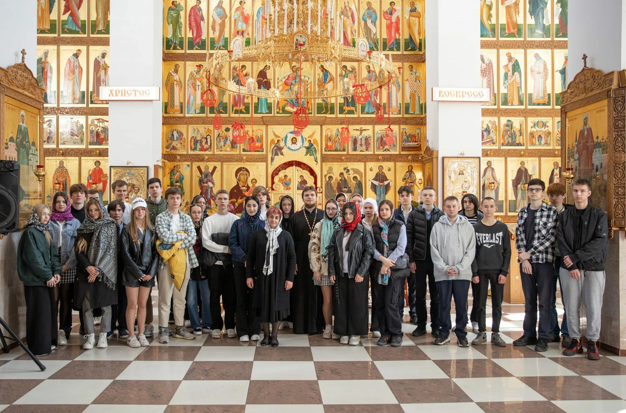 Троицкий храм в королеве служащие. Службы в троицком храме королев. Троицкий храм королев. Троицкий храм королев внутри. Церковь троицы живоначальной в королёв.