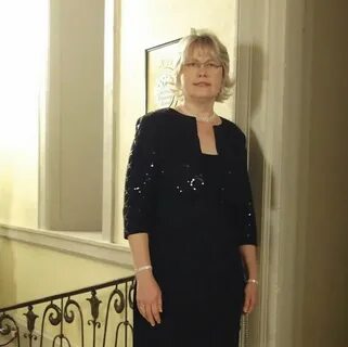 Женщина 50 лет показывает свои