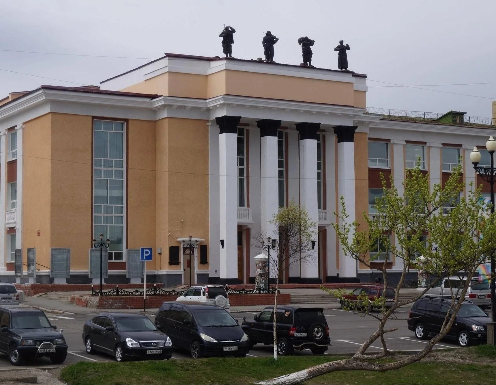 Магаданский государственный музыкальный и драматический театр. Магаданский музыкальный и драматический театр имени а. Театр горького магадан. Музыкально-драматический театр магадан. Магадан магаданский музыкально-драматический театр.