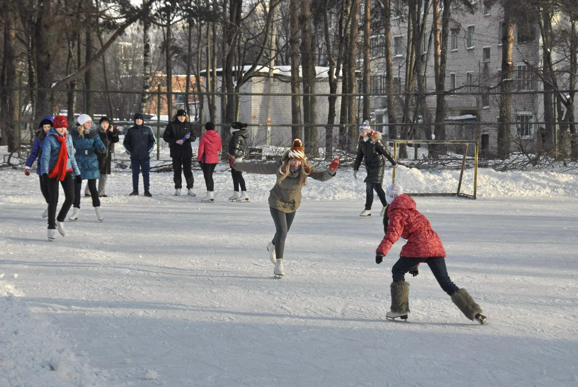 Катки калужская область. Каток Калуга. Городской каток Калуга. Каток Калуга старый торг. Фото людей на катке в Калуге.