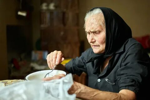 Бабушка не ест два