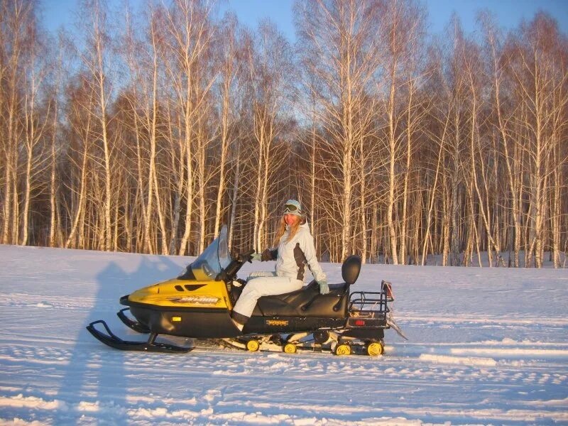 Приисковый хакасия горнолыжный курорт. Путешествие на снегоходах. Турбаза снегоходы. Ильмурзино база отдыха снегоходы. Снегоходы на телецком озере.