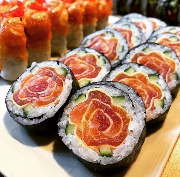 Филадельфия ролл приготовка. Домашние суши разные. Суши нигири филадельфия. Суши роллы в домашних. Домашние суши разные.