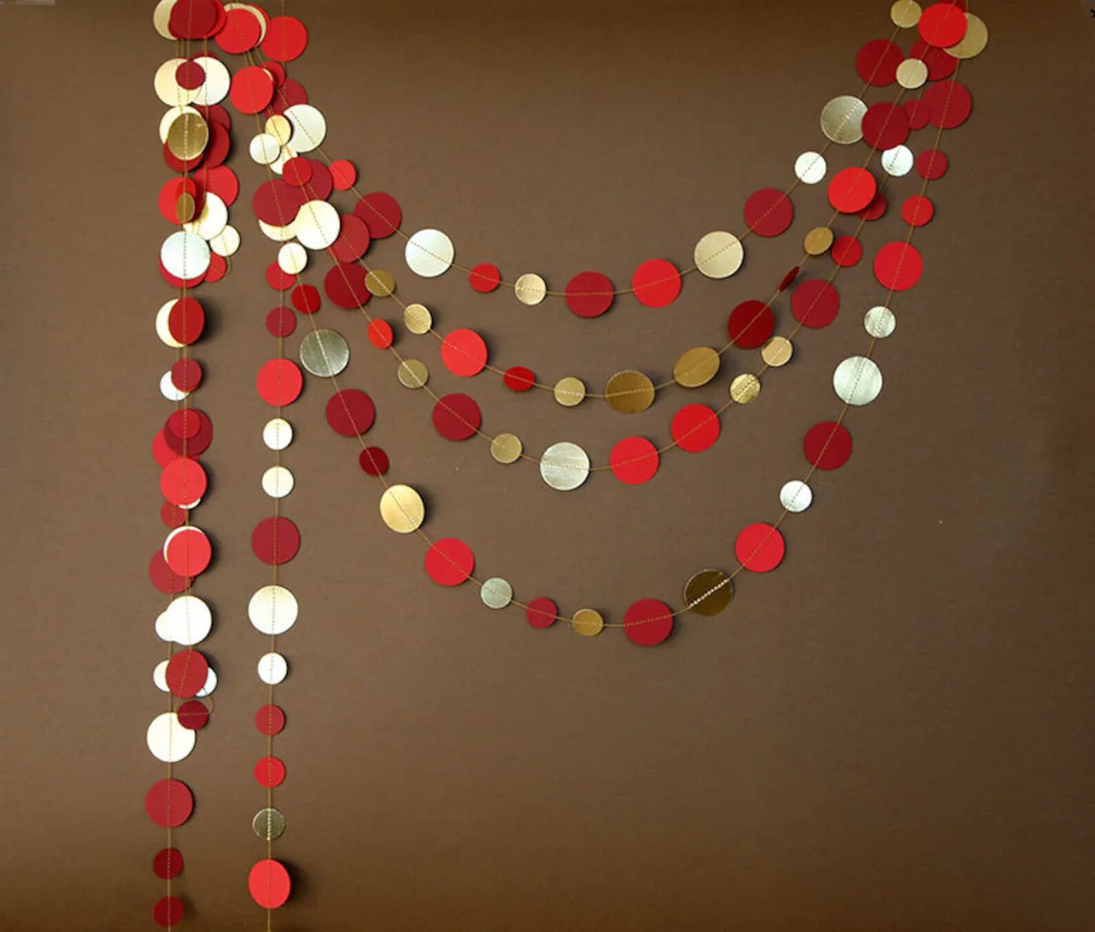 Гирлянду быстро. Бумажные украшения для комнаты. Гирлянда. Гирлянда из конфет. Гирлянду быстро.