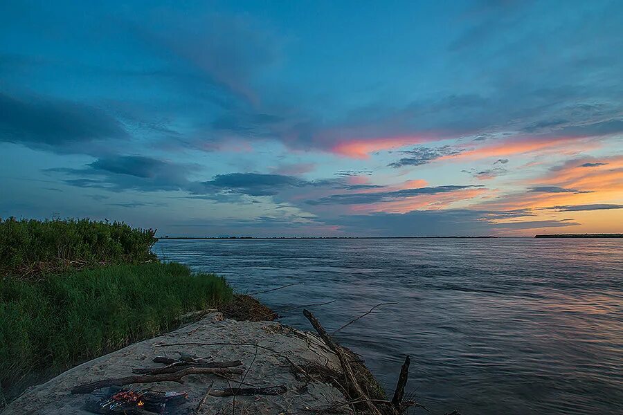 Амур в какое море. Берег реки Амур. Берег Амура Хабаровск. Река Амур. Река Амур рыбалка.