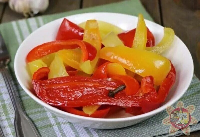 Маринованный сладкий перец простой рецепт. Болгарский перец в сладком маринаде. Маринованный болгарский перец. Маринованный болгарский перец. Маринованный болгарский перец.