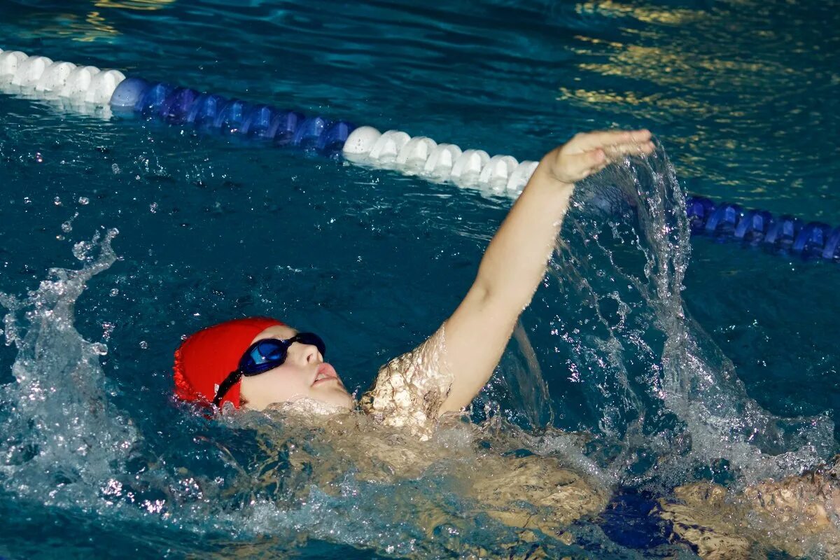 Watch me swim. Плавание на спине. Плавание для позвоночника. Плавание на спине дети. Соревнования по плаванию на спине.